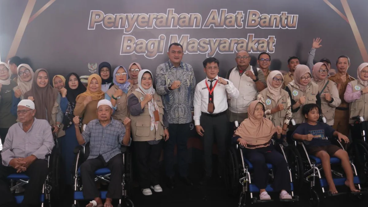Ketua DPRD Rudy Susmanto Berikan Ratusan Kursi Roda untuk Masyarakat Disabilitas di Kabupaten Bogor Rudy Susmanto bersama warga Kabupaten Bogor/Istimewa/