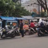 Parkiran liar hingga memaka ruas bahu Jalan Raya Cicalengka, wilayah Kecamatan Cicalengka, Kabupaten Bandung. (Yanuar/Jabar Ekspres)