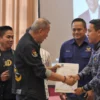 Sendi Fardiansyah (Kanan) saat menerima SK Rekomendasi dari NasDem untuk maju sebagai Calon Wali Kota Bogor dalam Pilkada 2024. (Yudha Prananda / Istimewa)