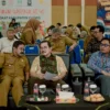 Pj Bupati Ciamis Engkus Sutisna bersama Kadis DPPKBP3A Dian Budiyana berfoto bersama para penerima penghargaan dalam kegiatan Hari Keluarga Nasional (Harganas) ke-31 dan Hari Anak Nasional ke-40 tingkat Kabupaten Ciamis yang berlangsung di Aula Stikes Muhammadiyah Ciamis. (Cecep Herdi/Jabar Ekspres)