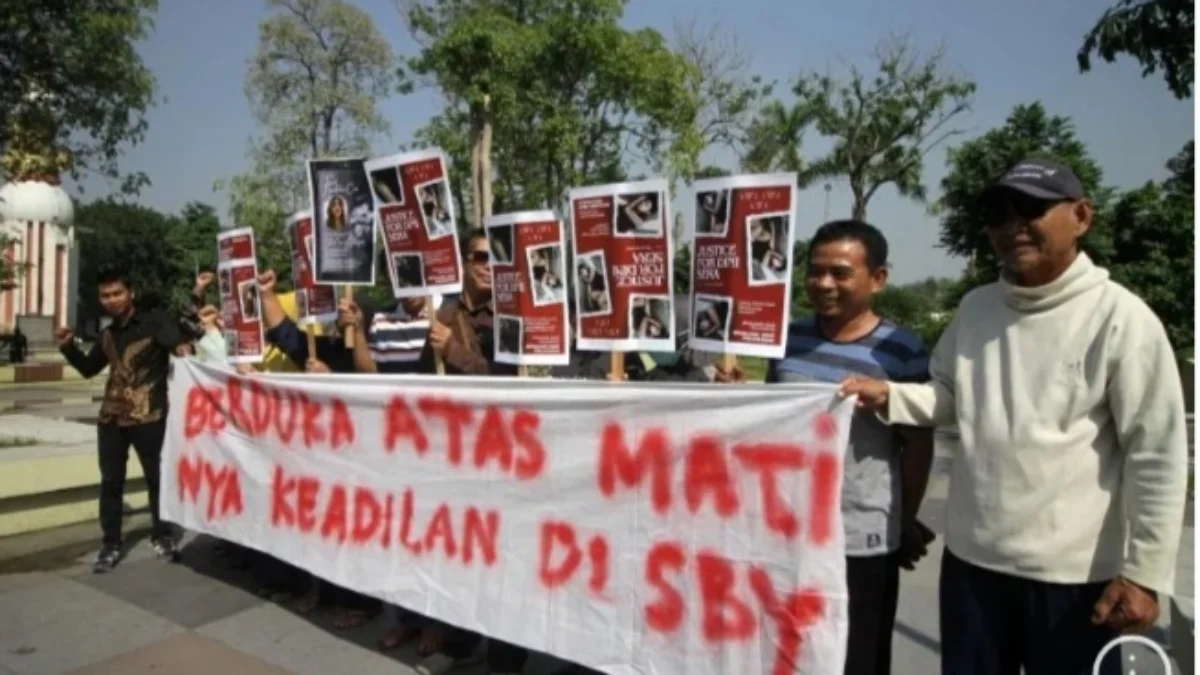 Warga berunjuk rasa atas kasus sidang putusan hakim Pengadilan Negeri Surabaya di Alun-Alun Sidoarjo, Jawa Timur. (foto/ANTARA)