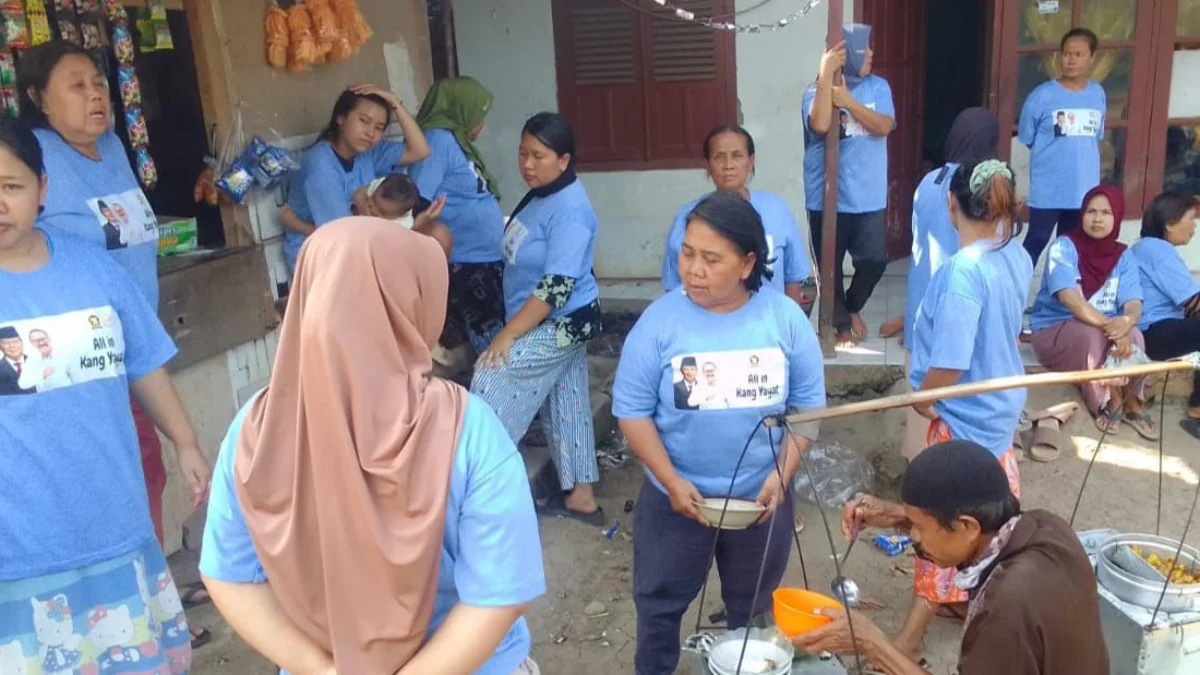 Emak-emak di Padalarang Dukung Yayat Maju di Pilkada, Relawan: Aspirasi tak Terbendung Emak-emak di Padalarang kompak pakai baju bertuliskan ‘All in Kang Yayat’. Rabu (31/7). Foto Jabar Ekspres