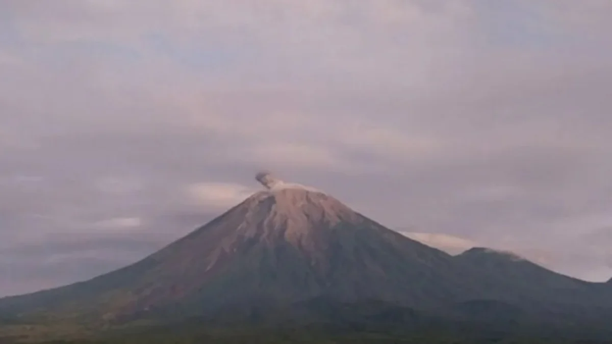 Gunung Semeru erupsi yang terpantau dari Pos Pengamatan Gunung Semeru di Lumajang, Rabu (31/7/2024). (foto/ANTARA)