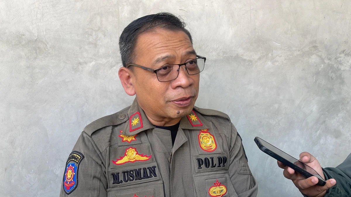 Marak Peredaran Rokok Ilegal Melalui Online, Satpol PP Kabupaten Bandung Lakukan Hal Ini! Kepala Satuan Pamong Praja (Satpol PP) Kabupaten Bandung Mochamad Usman saat ditemui di Soreang, Kabupaten Bandung, Rabu (31/7/2024). Foto Agi Jabar Ekspres