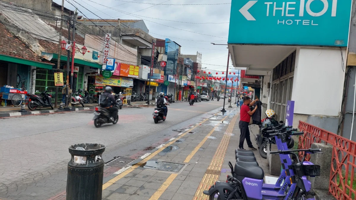 Ilustrasi: Sejumlah sepeda listrik untuk disewakan terparkir di trotoar jalan. (Pengamat Transportasi Publik Djoko Setijowarno for Jabar Ekspres)