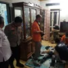 Petugas kepolisian dan inafis saat mengevakuasi korban bunuh diri di Katapang, Kabupaten Bandung. Foto Istimewa