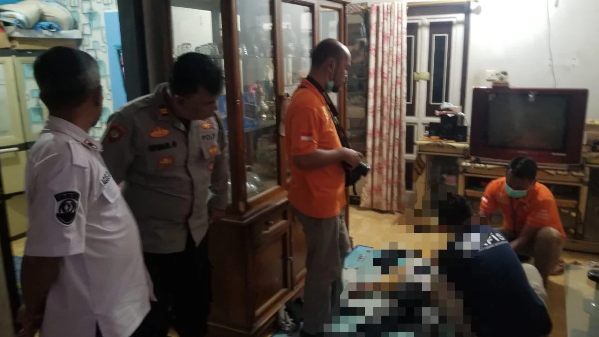 Petugas kepolisian dan inafis saat mengevakuasi korban bunuh diri di Katapang, Kabupaten Bandung. Foto Istimewa