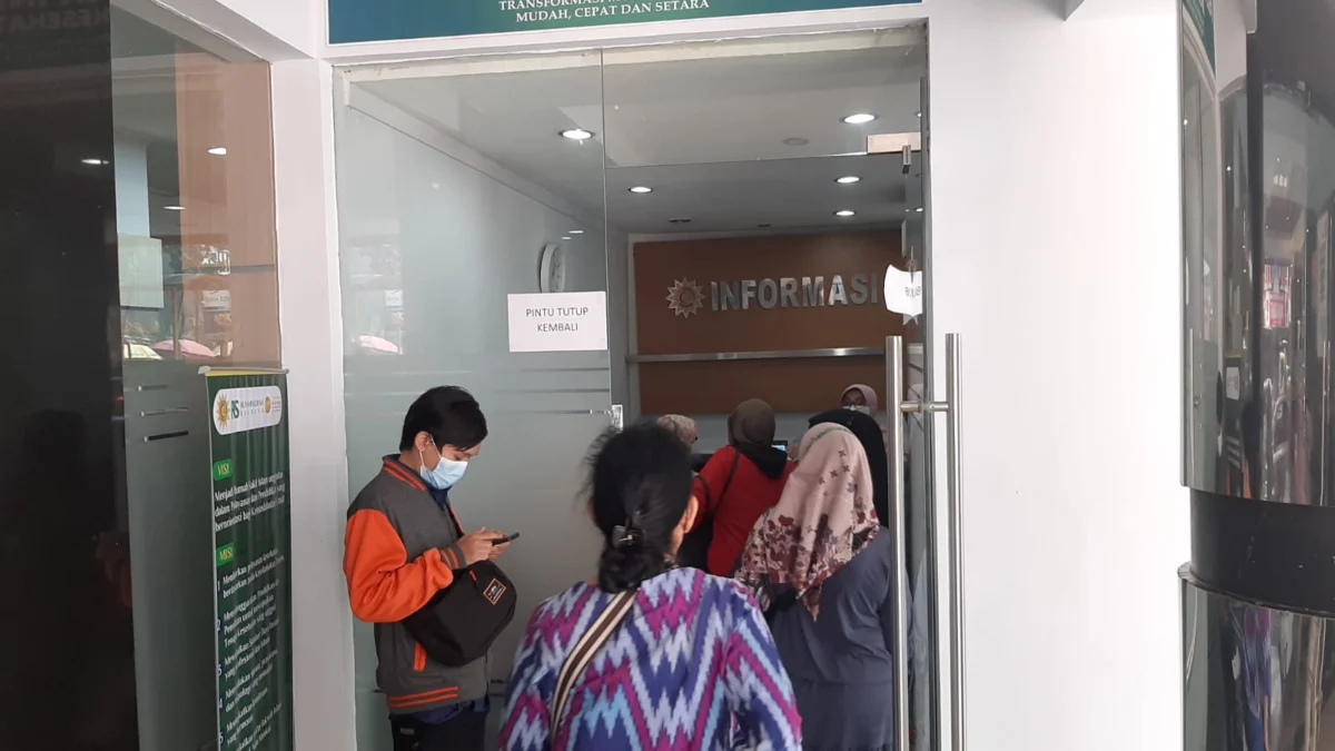Situasi ruang Pelayanan Informasi BPJS Kesehatan di RS Muhammadiyah Bandung, pada Senin (29/7). (Nizar/Jabar Ekspres)