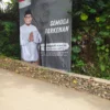 Nampak baliho milik Sulyanati di wilayah Karangtengah kondisinya sobek, aksi perusakan itu dilakukan oleh orang tidak bertanggungjawab, Senin 1 Juni 2024. (Cecep Herdi/Jabar Ekspres)