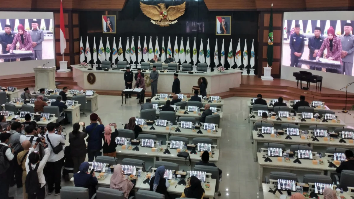 KUA dan PPAS APBD 2025 Disetujui, Volume Anjlok Jadi Rp 30,35 Triliun Paripurna penandatanganan nota kesepakatan bersama antara Gubernur dan DPRD atas rancangan KUA dan PPAS APBD 2025, Senin (29/7)