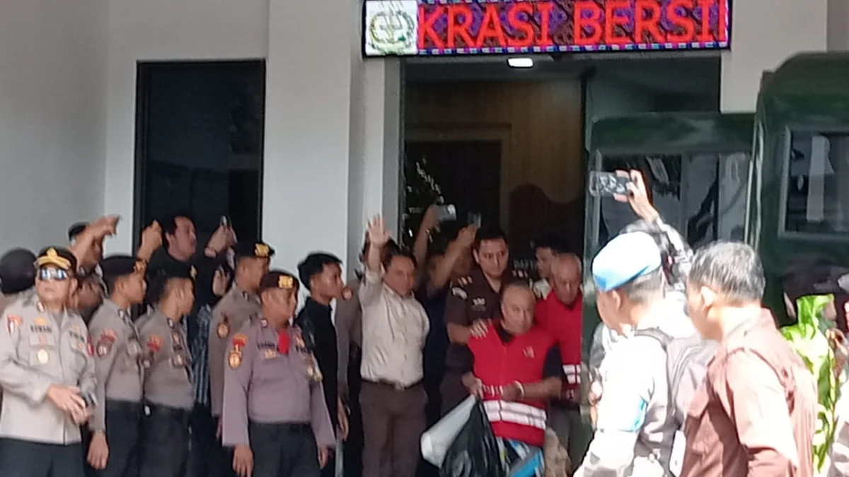 Sorak Sorai Warga Dago Elos Melihat Duo Muller Diangkut ke Mobil Tahanan