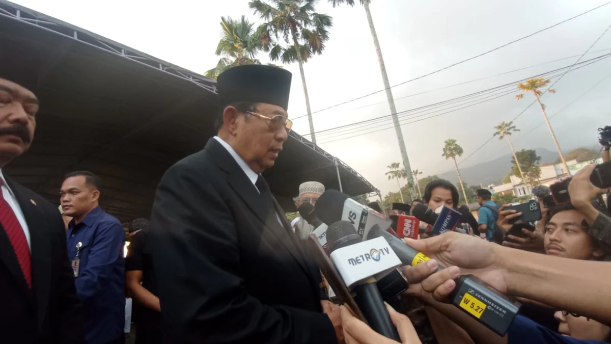 Hadiri Prosesi Pemakaman Hamzah Haz, SBY: Kenangan Saya Cukup Indah SBY Hadiri Prosesi Pemakaman Hamzah Haz / Foto Sandika Fadilah