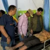 Plt Kadinkes KBB, Deni Achmad saat meninjau kondisi korban keracunan makanan di Kecamatan Saguling. Dok Dinkes KBB