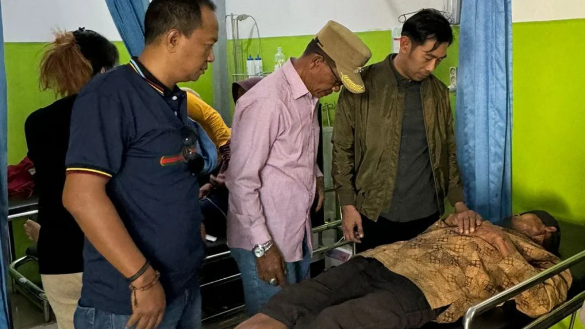 Dinkes KBB Ambil Sampel Makanan Penyebab Keracunan Massal di Dua Kecamatan Plt Kadinkes KBB, Deni Achmad saat meninjau kondisi korban keracunan makanan di Kecamatan Saguling. Dok Dinkes KBB