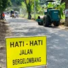 Jalan Gerilya Kota Banjar mulai diperbaiki sejak Selasa 30 Juli 2024. Pemkot Banjar melakukan rekayasa arus lalu lintas menuju Kabupaten Pangandaran. (Cecep Herdi/Jabar Ekspres)
