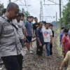 Detik-detik proses evakuasi korban tertabrak KRL Commuter Line di wilayah Abesin, Cibogor, Kecamatan Bogor Tengah, Kota Bogor, Rabu (17/7). (Yudha Prananda / Istimewa)