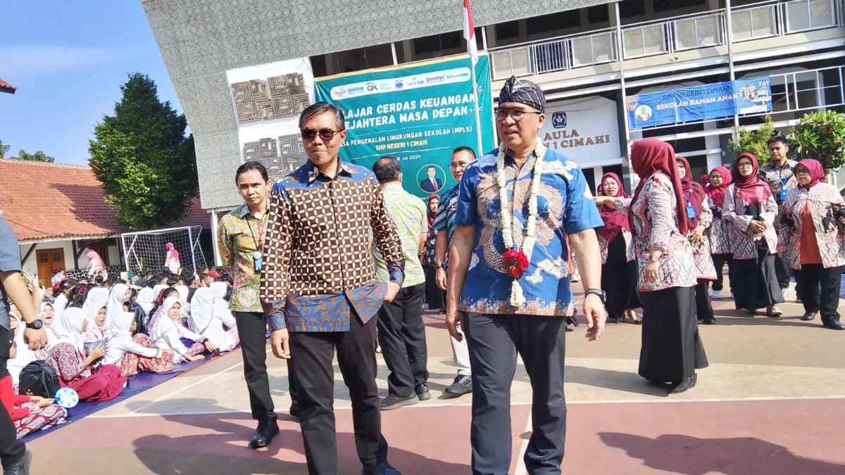 Doc. Pj Wali Kota Cimahi, Dicky Saromi (Kanan) Didampingi Direktur OJK Jawa Barat, Aulia Fadly (Kiri) Usai Menghadiri Acara Pelajar Cerdas Keuangan Sejahtera Masa Depan di SMPN 1 Cimahi (Foto: Mong/Jabar Ekspress)