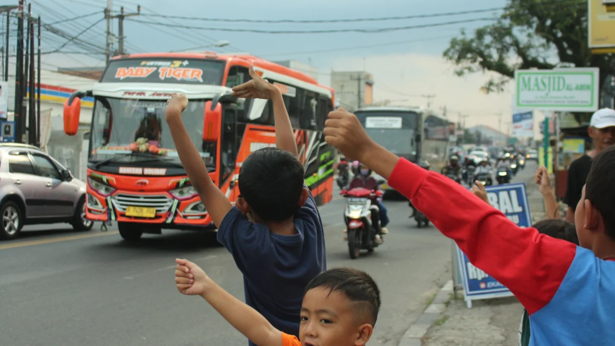 Ilustrasi sejumlah anak meminta Bis Pariwisata membunyikan "telolet" saat melintas di Jalan Raya Cinunuk, Kabupaten Bandung. (Pandu Muslim/Jabar Ekspres)