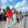 Sekda Kota Banjar H Soni Harison memegang bendera merah putih bersama Forkopimda Kota Banjar dalam rangka pembagian 10 juta bendera merah putih yang digelar serentak secara nasional dalam rangka HUT RI ke 79, di perkantoran Purwaharja Kota Banjar Jawa Barat, Selasa 16 Juli 2024. (Cecep Herdi/Jabar Ekspres)