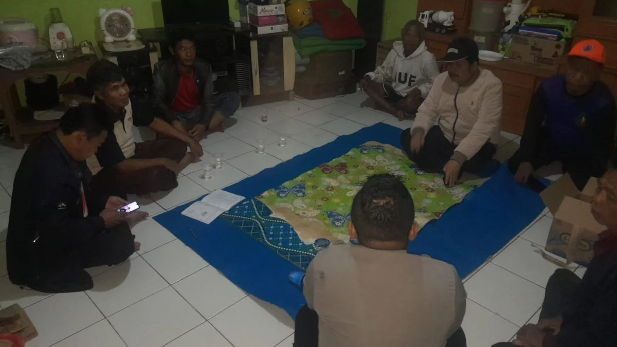 Sejumlah warga berkumpul mendoakan nenek bernama Isah (75), warga Kampung Babakan Kinim, RT04 RW15, Desa Cileunyikulon, Kecamatan Cileunyi, Kabupaten Bandung mengalami peristiwa tragis meninggal terpanggang di kediamannya.