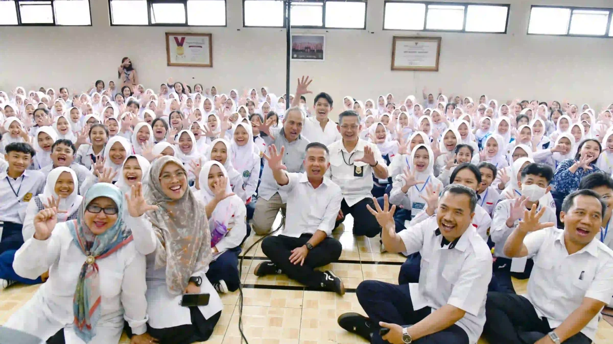 Bey Machmudin Tinjau Hari Ketiga MPLS di SMKN 1 Kota Bandung