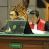 Pembacaan putusan sidang praperadilan Pegi Setiawan oleh hakim tunggal Eman Sulaeman di Pengadilan Negeri 1 Bandung, Jalan R.E. Martadinata, Senin(8/7/24). (Pandu Muslim/Jabar Ekspres)