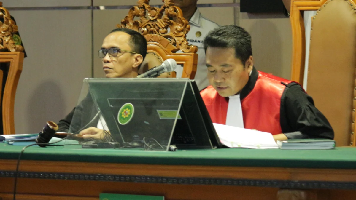 Pembacaan putusan sidang praperadilan Pegi Setiawan oleh hakim tunggal Eman Sulaeman di Pengadilan Negeri 1 Bandung, Jalan R.E. Martadinata, Senin(8/7/24). (Pandu Muslim/Jabar Ekspres)
