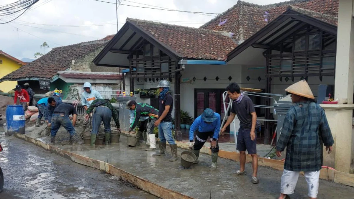 Warga Kampung Pasir Ahad, Desa Cikole, Kecamatan Lembang, KBB saat memperbaiki jalan secara swadaya. Selasa (2/7). Foto Jabar Ekspres/wit