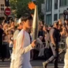 Jin BTS saat bawa obor Olimpiade Paris 2024.