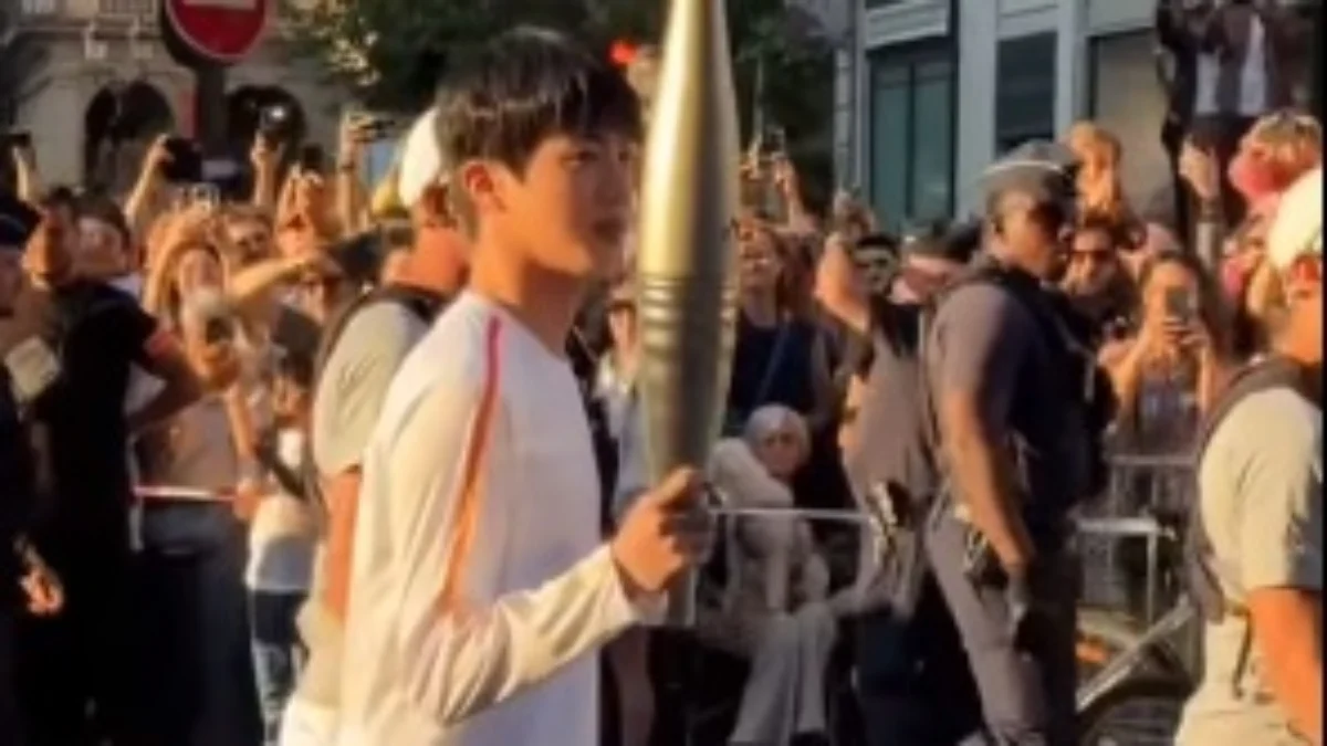 Jin BTS saat bawa obor Olimpiade Paris 2024.