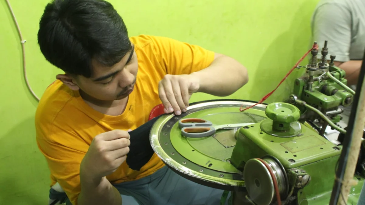 Salah satu perajin di Kampung Rajut Binong Jati.(son)