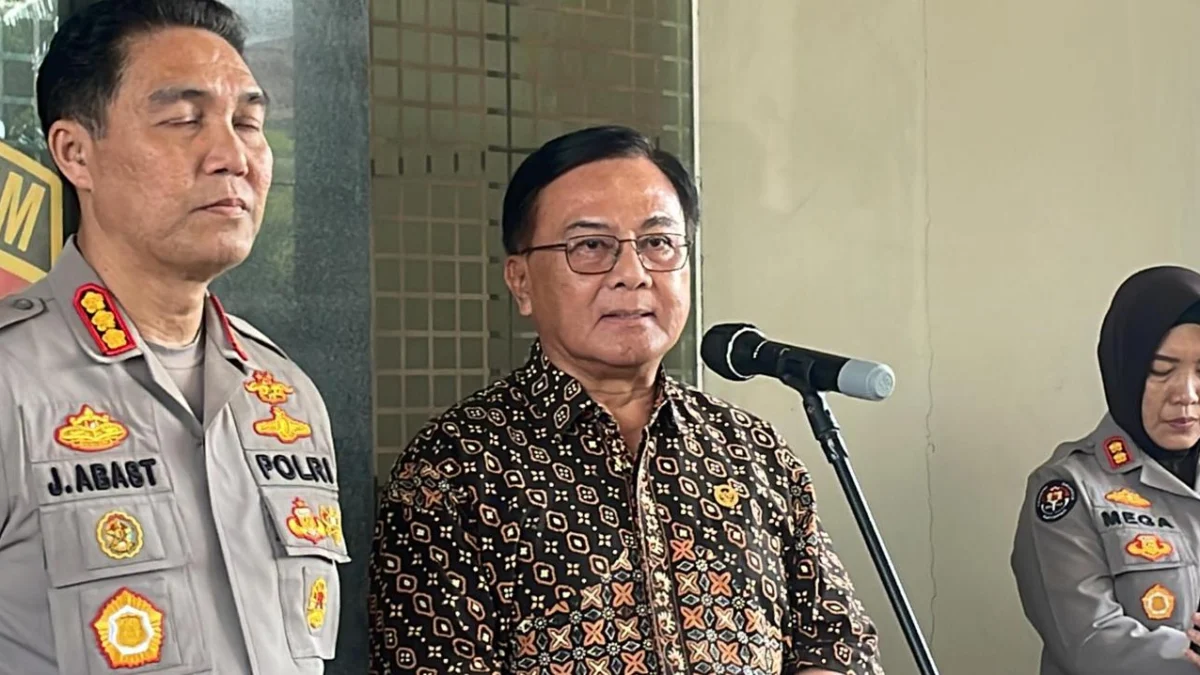 Kepala harian Kompolnas, Benny Mamoto saat konferensi pers di Mapolda Jabar, Senin (8/7). (Sadam Husen / JE)