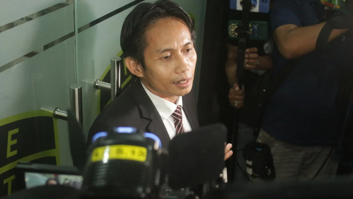 Kuasa hukum Pegi Setiawan Tony RM saat memberikan keterangan kepada awak media di Gedung Tahti, Polda Jabar. (Pandu Muslim/Jabar Ekspres)