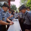 Kalapas Banjar, Amico Balalembang (kiri), memeriksa alat komunikasi berupa telepon pintar milik para petugas di Lapas Banjar, Senin 15 Juli 2024. (Istimewa)