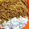 Inilah Risiko Memberi Anak Mi Campur Nasi sebagai Bekal