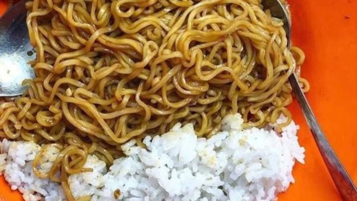 Inilah Risiko Memberi Anak Mi Campur Nasi sebagai Bekal Inilah Risiko Memberi Anak Mi Campur Nasi sebagai Bekal