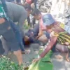 Beberapa warga saat mengevakuasi seorang pria yang ditemukan berlumuran darah di Desa Tegalluar, Kecamatan Bojongsoang, Kabupaten Bandung, Sabtu (13/7). Foto Tangkapan Layar Video.