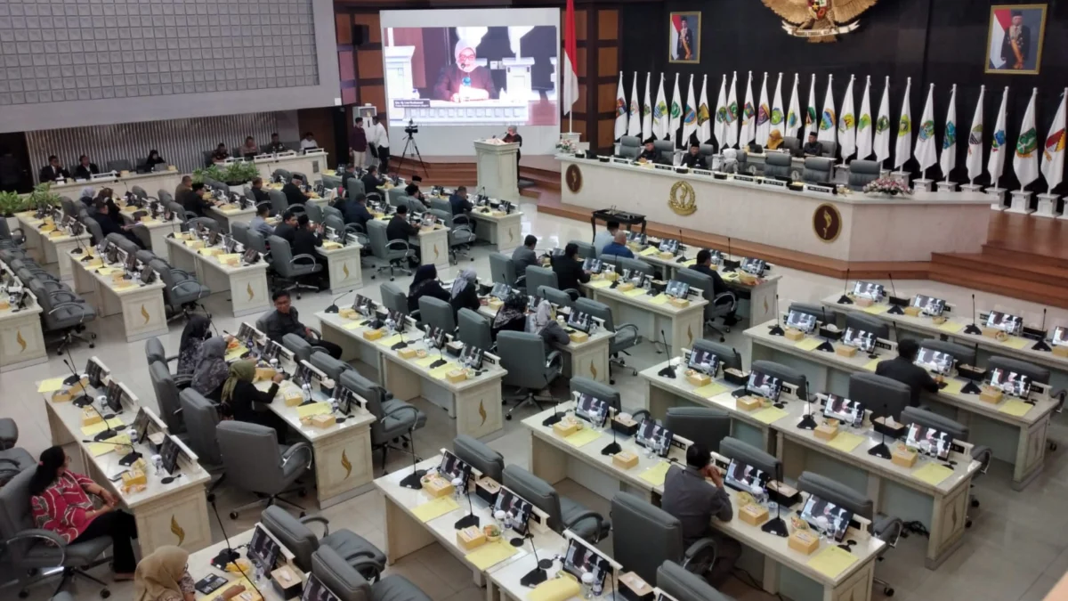 Bendahara Fraksi Gerindra Persatuan Lina Ruslinawati saat menyampaikan pandangan umum fraksi di Paripurna, Selasa (2/7).