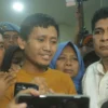 Pegi Setiawan didampingi kuasa hukum dan keluarga saat keluar dari Gedung Tahanan dan Barang Bukti (Tahti) Polda Jabar, Jalan Soekarno Hatta, Kota Bandung, Senin(8/7/24) malam. (Pandu Muslim/Jabar Ekspres)