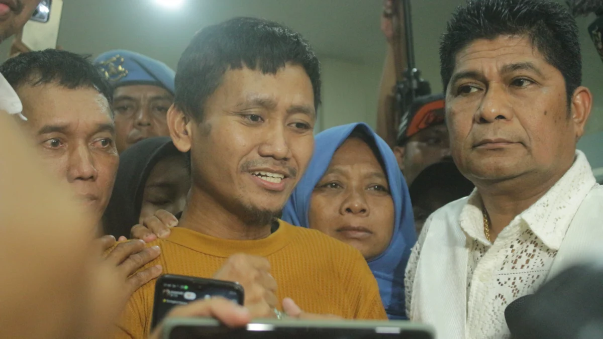 Babak Baru, Kuasa Hukum Pegi Setiawan Berencana Laporkan Balik Polda Jabar Pegi Setiawan didampingi kuasa hukum dan keluarga saat keluar dari Gedung Tahanan dan Barang Bukti (Tahti) Polda Jabar, Jalan Soekarno Hatta, Kota Bandung, Senin(8/7/24) malam. (Pandu Muslim/Jabar Ekspres)