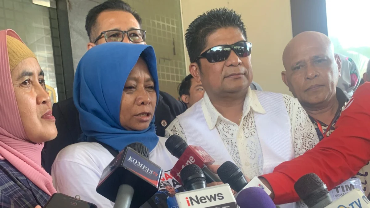 Ibu Pegi Setiawan (Tengah) saat tiba di Mapolda Jawa Barat (Sadam Husen / JE)