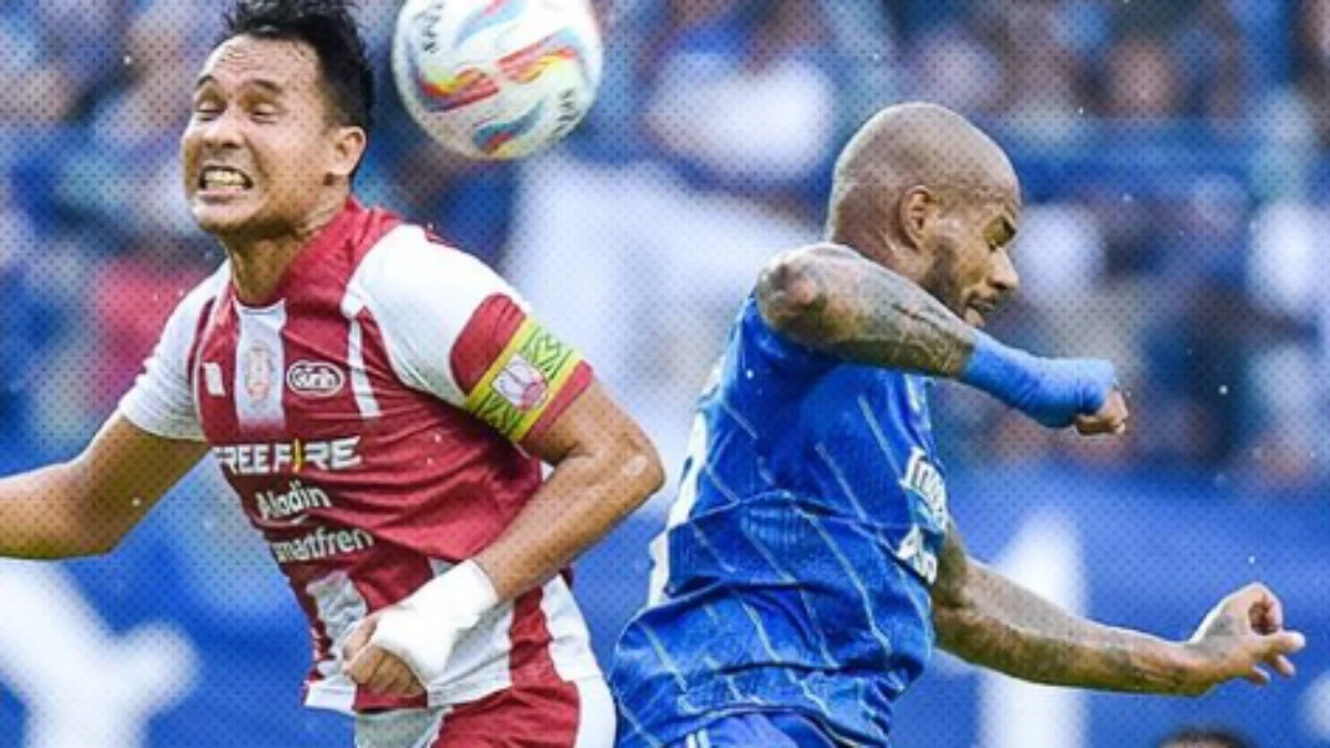 Pelatih Persis Ungkap Tak Mudah Lawan Persib, Ini Alasannya! Duel udara pemain Persis vs Persib/ Dok Persib/