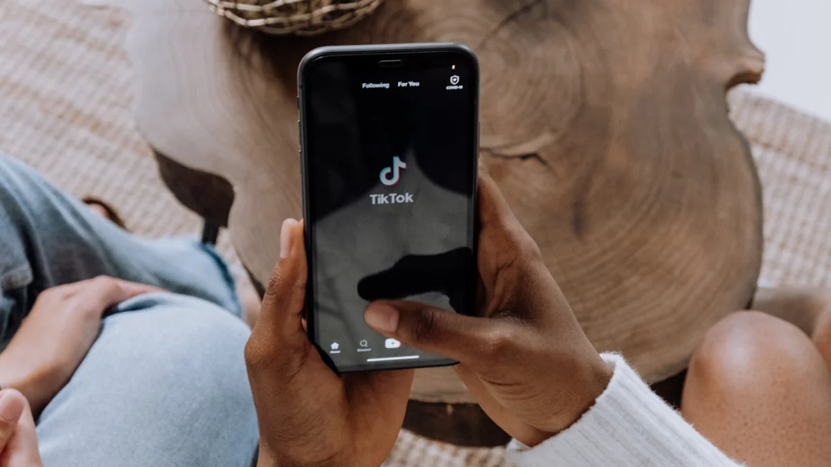 Ilustrasi. Contoh Bio Profil TikTok/ Pexels/ cottonbro studio