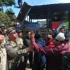 para pedagang sempah bersitegang dengan Satpol PP saat penertiban PKL di Puncak Bogor/Foto: Sandika Fadilah/Jabar Ekspres/