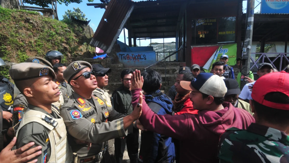 para pedagang sempah bersitegang dengan Satpol PP saat penertiban PKL di Puncak Bogor/Foto: Sandika Fadilah/Jabar Ekspres/