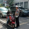 Ist. Petugas Kepolisian saat merazia pengendara Sepeda motor yang melanggar aturan berlalulintas. Foto. Sandi Nugraha