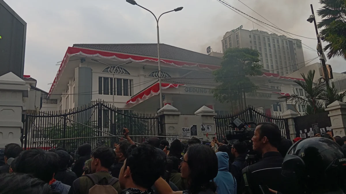 Dok. Masa aksi saat melakukan aksi demonstrasi penolakan RUU Pilkada di depan Gedung DPRD Jabar, Kota Bandung, Kamis (22/8). Foto. Nizar Jabar Ekspres.