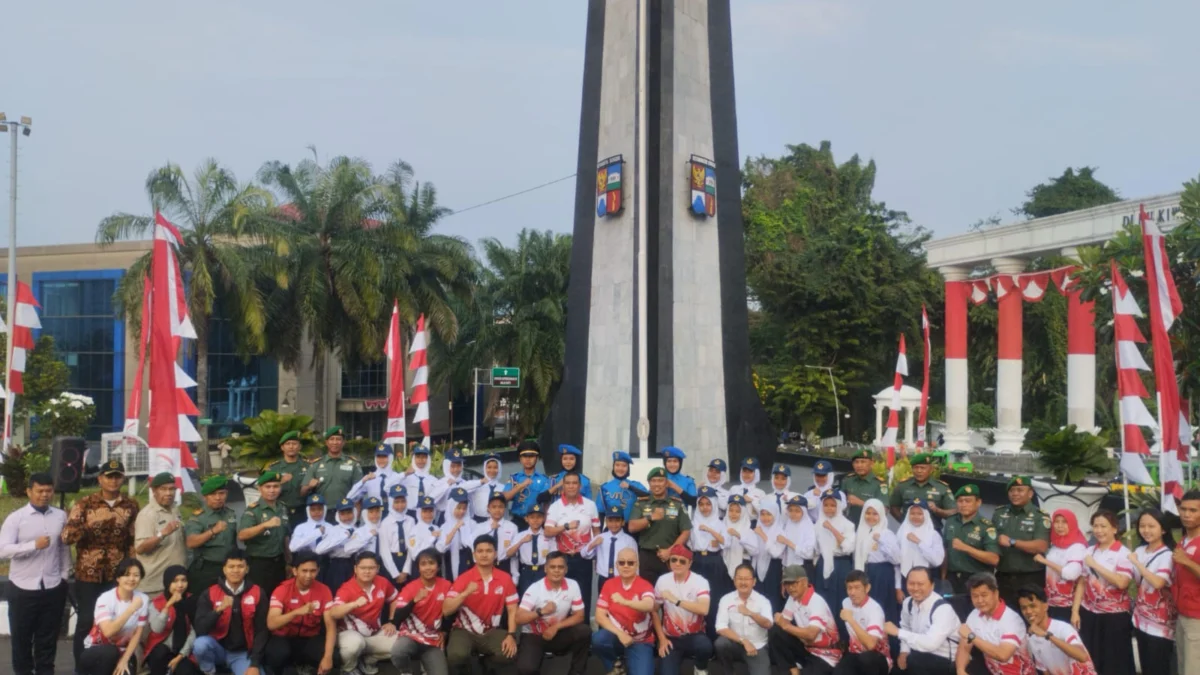 Mampu Tumbuhkan Patriotisme, Dandim 0606/Kota Bogor Apresiasi Kegiatan Penaikan dan Penurunan Bendera Merah Putih di Tugu Kujang Para pelajar SMP Bina Putera Kota Bogor, usai melakukan upacara pengibaran Bendera Merah Putih di pelataran Tugu Kujang, Kota Bogor, Senin (12/8). (Yudha Prananda / Jabar Ekspres)