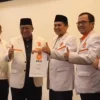 DPW PKS Jawa Barat Berikan Rekomendasi Gun-Gun Maju di Pilkada, Realistis Ambil Posisi Wakil Bupati Ketua DPW Jawa Barat PKS Haru Suandharu saat memberikan SK Rekomendasi untuk Gun Gun Gunawan yang akan maju pada Pilkada 2024. Foto Dok Instagram PKS Kabupaten Bandung.