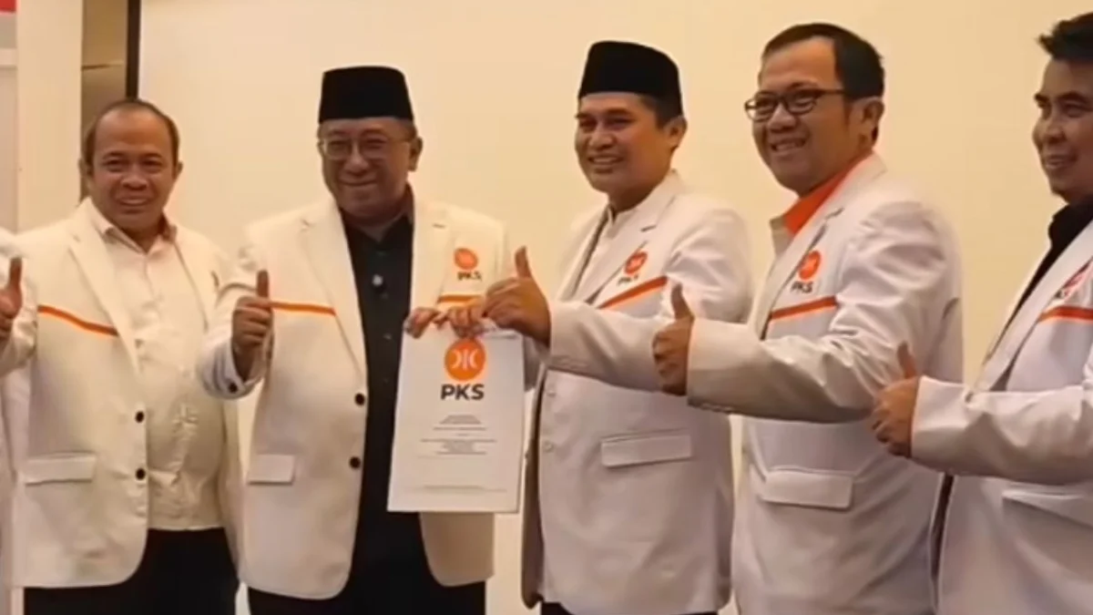 Ketua DPW Jawa Barat PKS Haru Suandharu saat memberikan SK Rekomendasi untuk Gun Gun Gunawan yang akan maju pada Pilkada 2024. Foto Dok Instagram PKS Kabupaten Bandung.